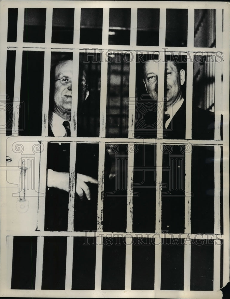 1936 Press Photo William N. McNair, Warden John McNeil in Jail, Pittsburgh