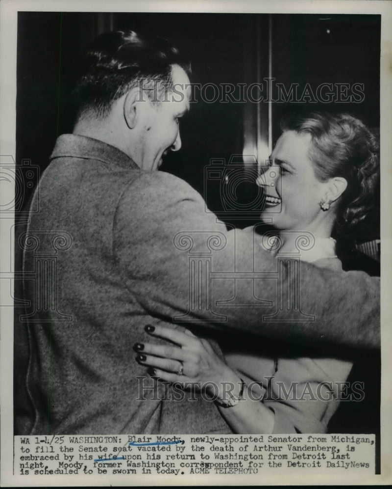 Load image into Gallery viewer, 1951 Press Photo Senator Blair Moody &amp; Wife Reunited in Washington, D.C.
