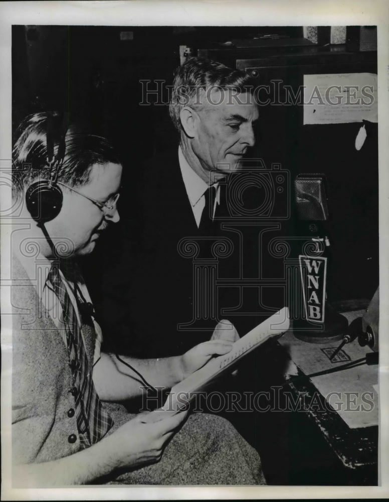 1943 Press Photo Jasper MacLevy Speaking on Radio, Bridgeport, Connecticut