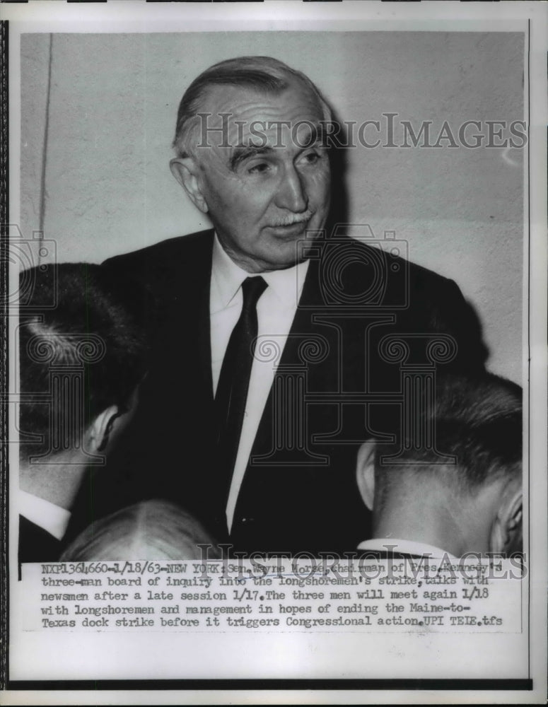 Load image into Gallery viewer, 1963 Press Photo Senator Wayne Morse Talking w Reporters, New York - nef29199
