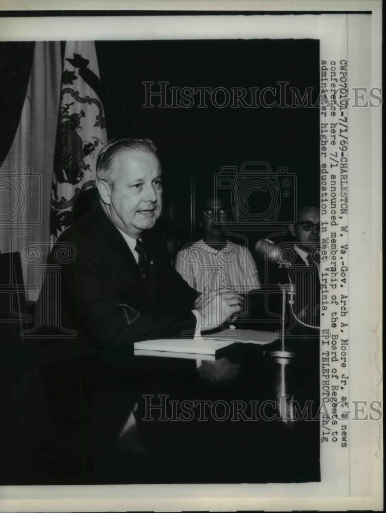 1969 Press Photo Governor Arch Moore Jr. at Charleston Press Conference