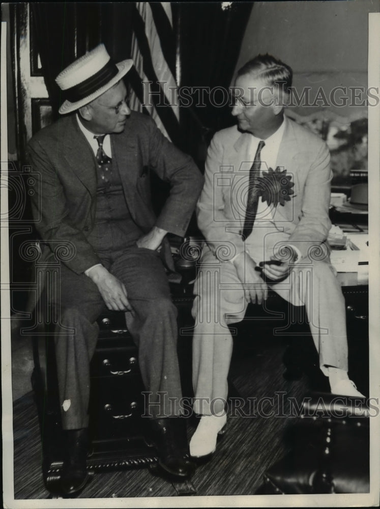 1936 Press Photo Governor Alf Landon of Kansas Chats with Charles Spencer
