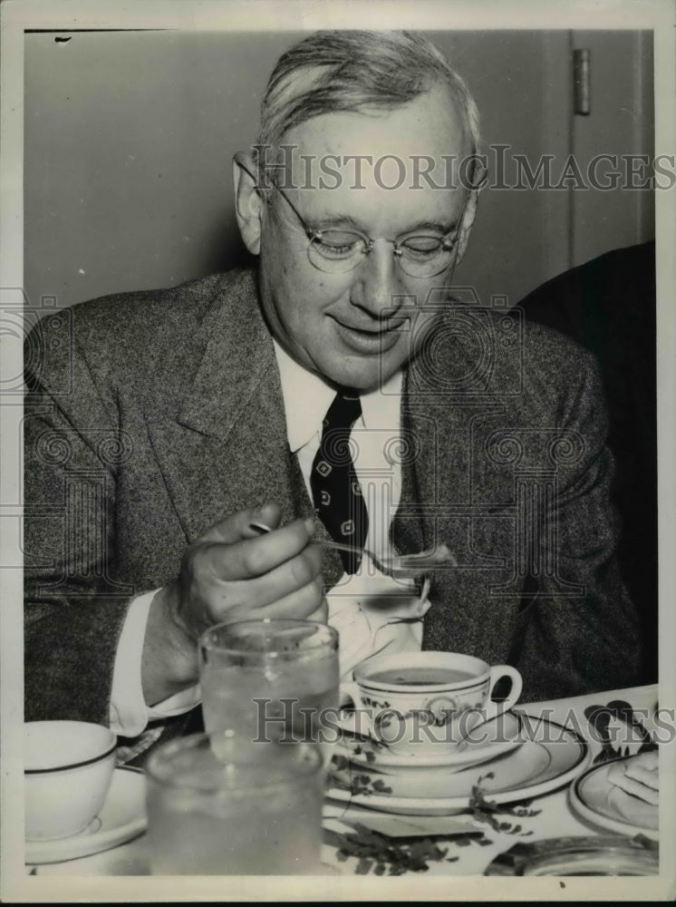 1939 Press Photo Governor Alf Landon of Kansas Lunches at the Capitol