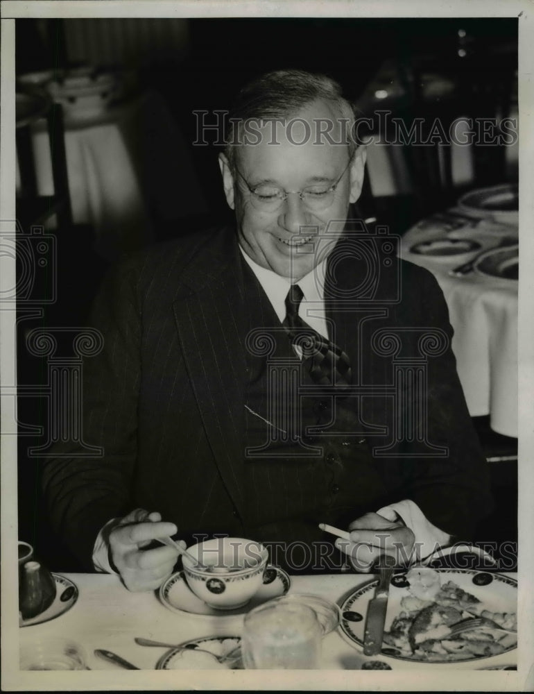 1938 Press Photo Governor Alf Landon of Kansas Has Tea with George Aiken