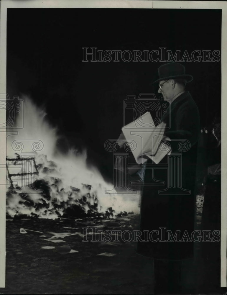 1950 Press Photo Mayor Edward Kelly of Chicago at Campaign Pamphlet Bonfire