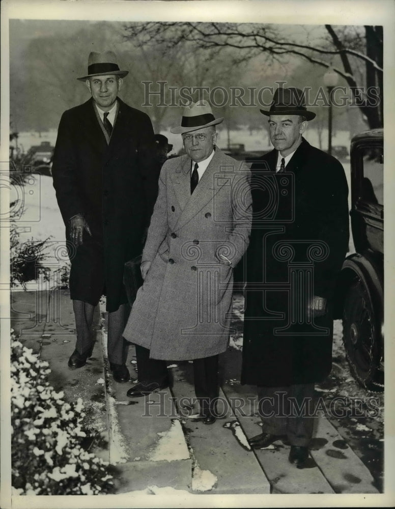 Load image into Gallery viewer, 1934 Press Photo MacCracken arriving at the Supreme Court with his attorneys
