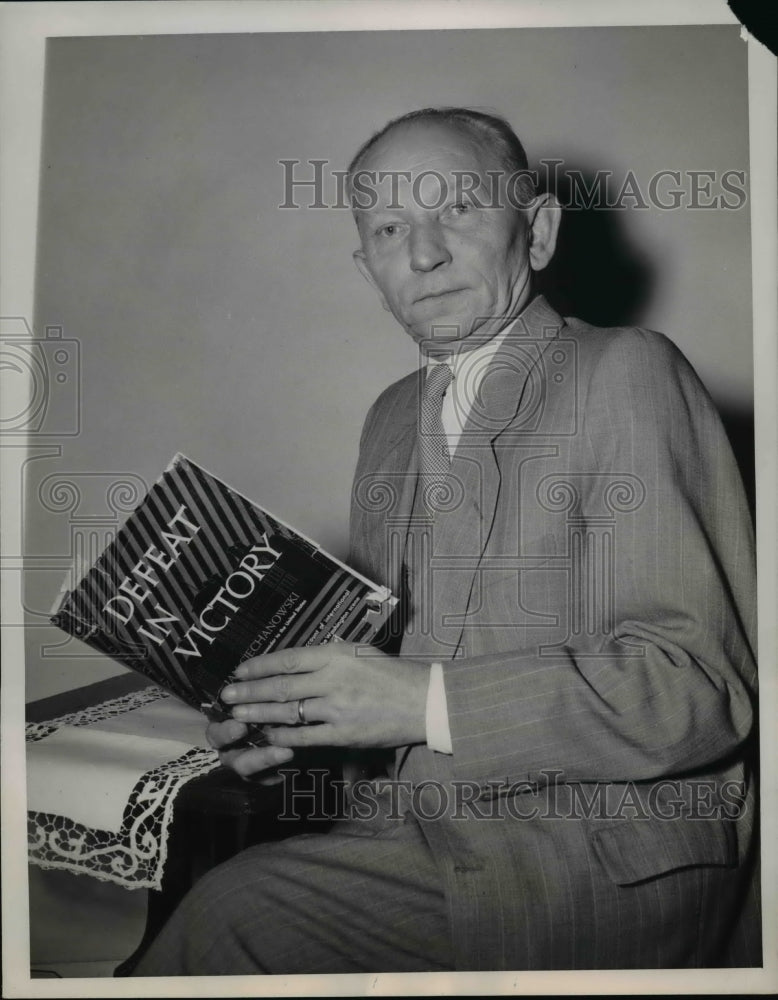 Load image into Gallery viewer, 1948 Press Photo Lt General Izydor Modelski is expected to get sanctuary in U.S.
