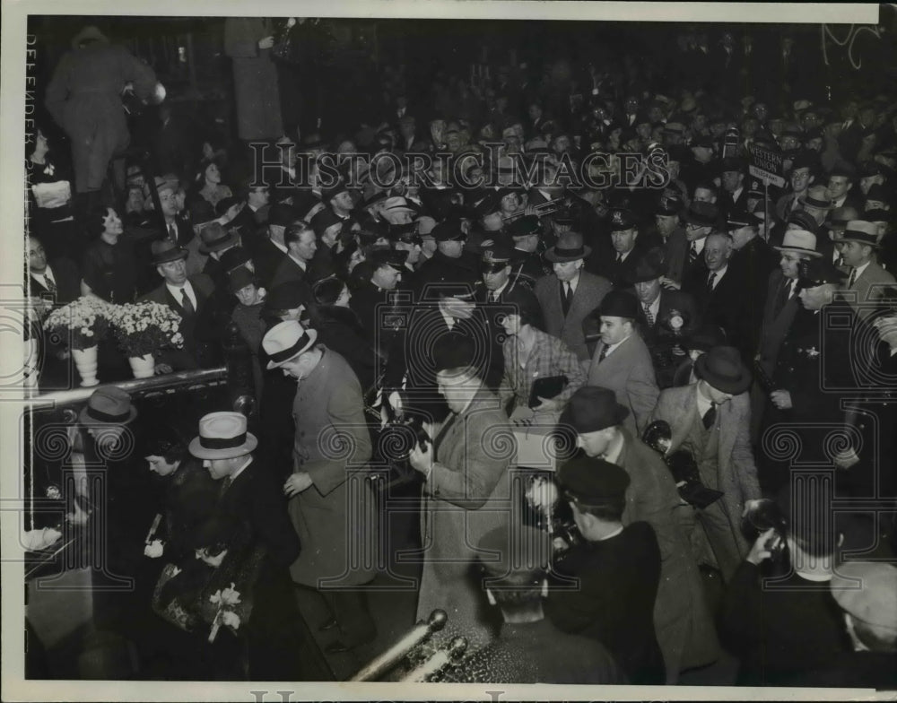 1936 Press Photo Alfred Emanuel Smith Walks Through Railroad Crowd in Chicago