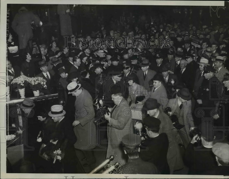 Load image into Gallery viewer, 1936 Press Photo Alfred Emanuel Smith Walks Through Railroad Crowd in Chicago

