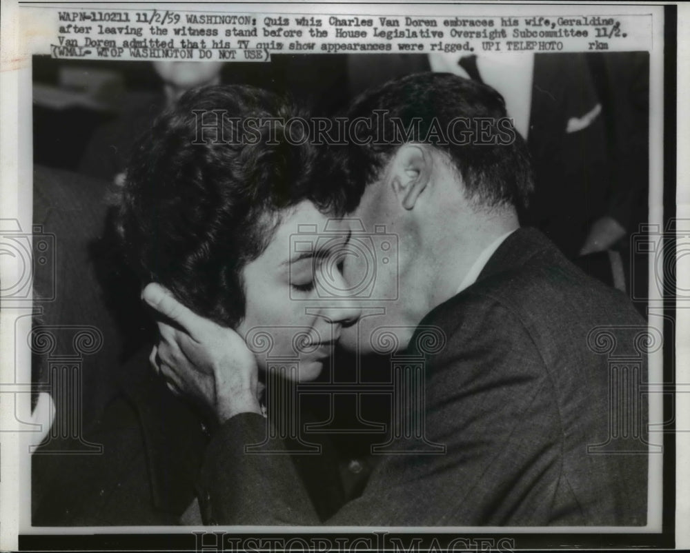 1959 Press Photo Charles Van Doren Embraces Wife After Leaving Witness Stand