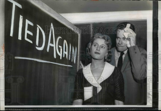 1957 Press Photo Charles Van Doren "Risks" Part of Game Show Winnings Vs. Lawyer