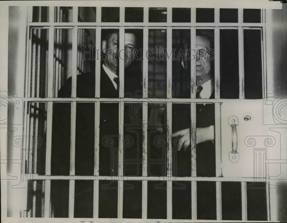 1936 Press Photo William N. McNair, Warden john McNeil in Jail, Pitrsburgh