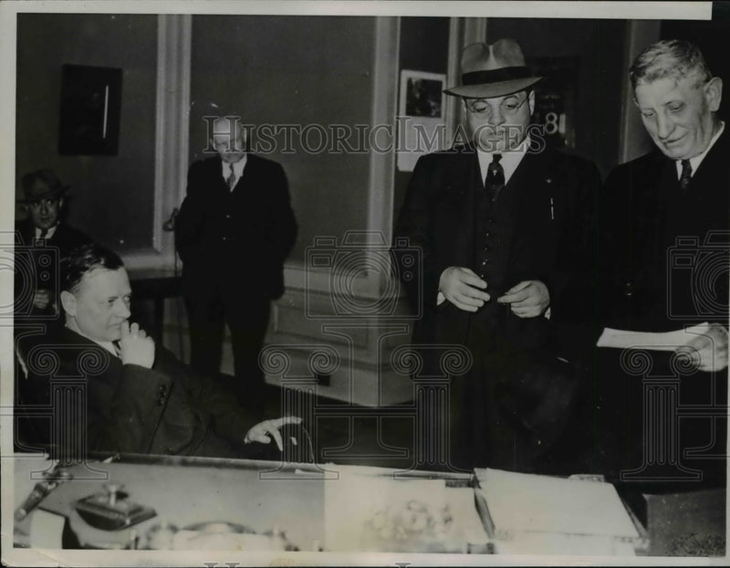 Load image into Gallery viewer, 1936 Press Photo Constables Serve Warrant on Mayor William N. McNair Pittsburgh
