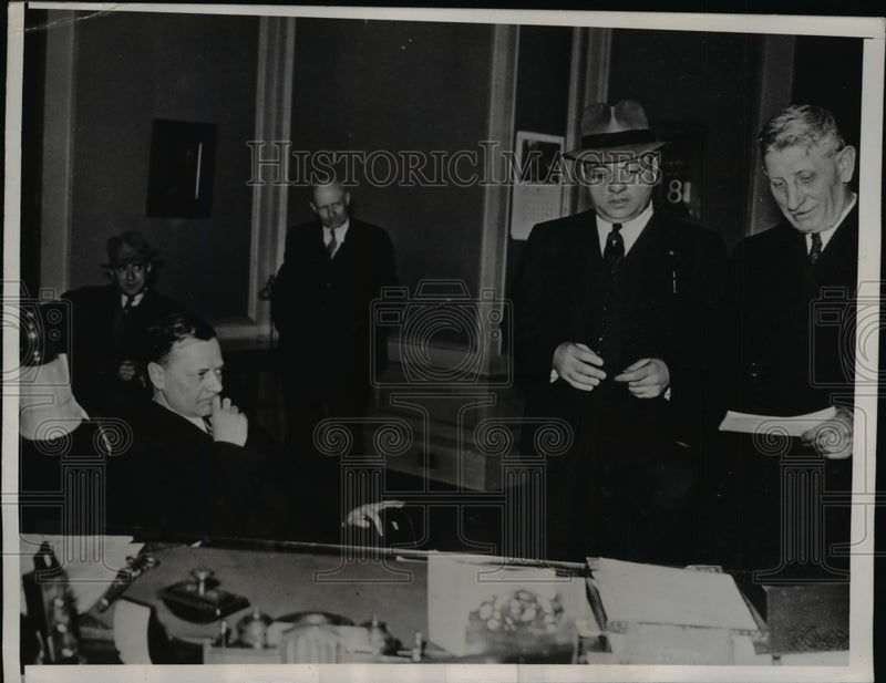 Load image into Gallery viewer, 1936 Press Photo Constables Serve Warrant on Mayor William N. McNair Pittsburgh
