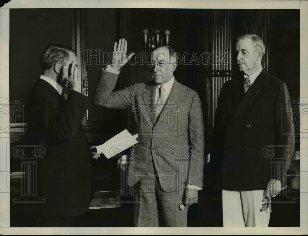 1928 Press Photo Chief Clerk W.B Acker Administers Oath Roy O West New Secretary