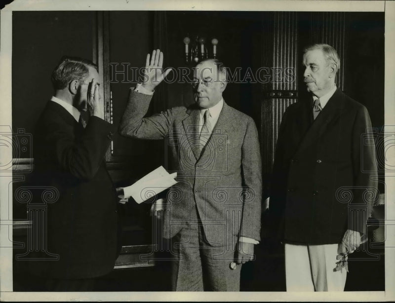 Load image into Gallery viewer, 1928 Press Photo Chief Clerk W.B Acker Administers Oath Roy O West New Secretary
