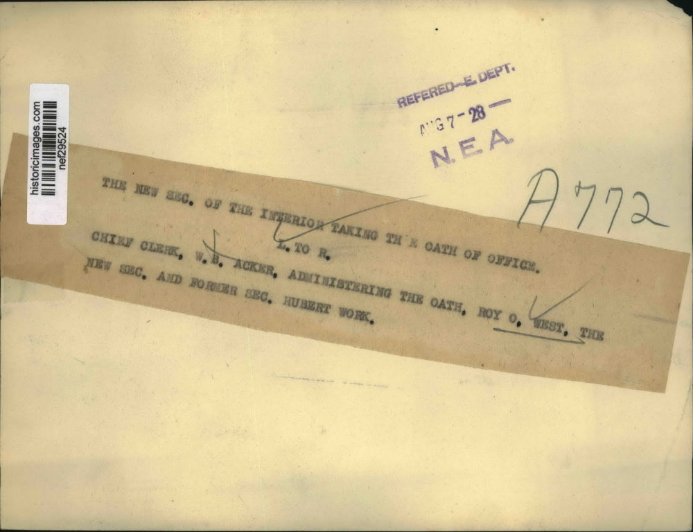 1928 Press Photo Chief Clerk W.B Acker Administers Oath Roy O West New Secretary