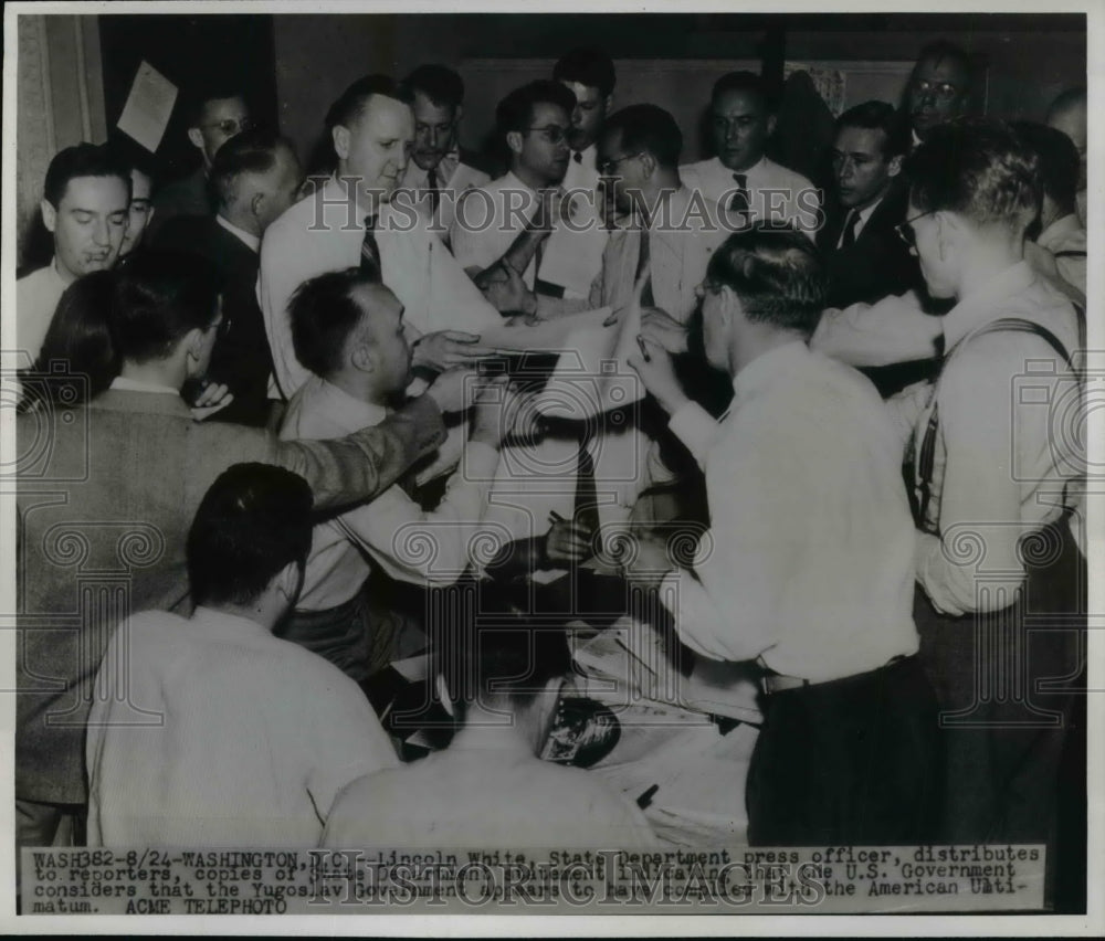 1946 Press Photo Lincoln White Distributing Statement to Press, Washington, D.C.