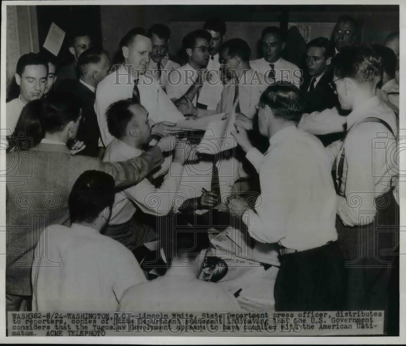 Load image into Gallery viewer, 1946 Press Photo Lincoln White Distributing Statement to Press, Washington, D.C.
