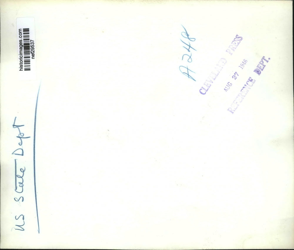 1946 Press Photo Lincoln White Distributing Statement to Press, Washington, D.C.