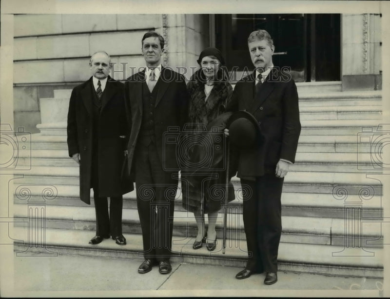 Load image into Gallery viewer, 1931 Press Photo Witnesses at Senate Building for Birth Control Legislation
