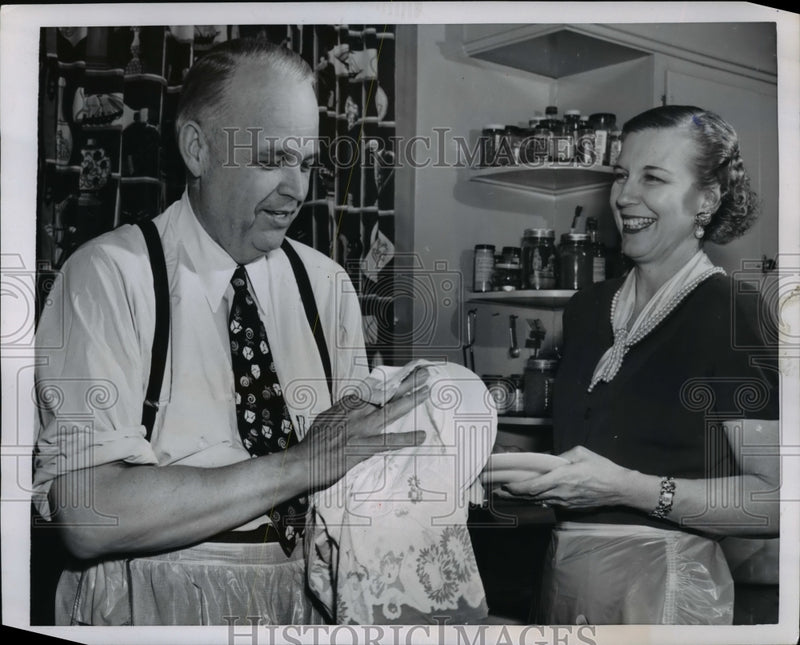 Load image into Gallery viewer, 1952 Press Photo Senator Robert S. Kerr Helping Wife w Dishes - nef29615
