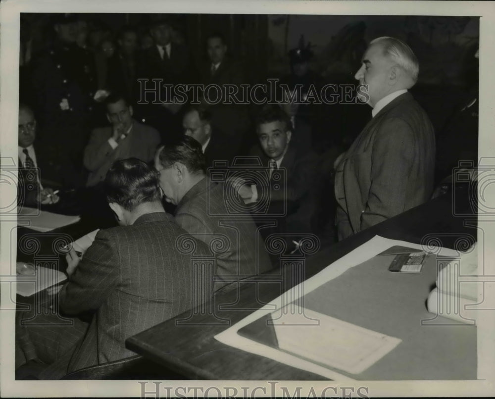 1946 Press Photo Mayor Charles E. Moore at Town Hall Union Meeting, Stanford, CT