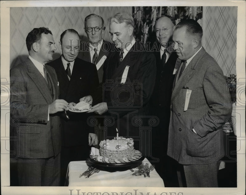 Load image into Gallery viewer, 1943 Press Photo Republican figures celebrate John Bricker's 50th birthday
