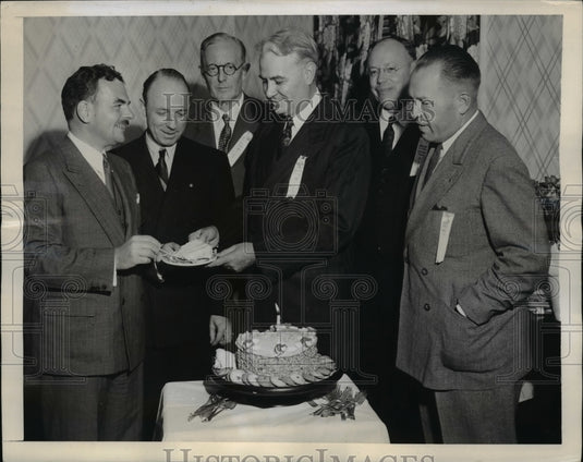 1943 Press Photo Republican figures celebrate John Bricker's 50th birthday