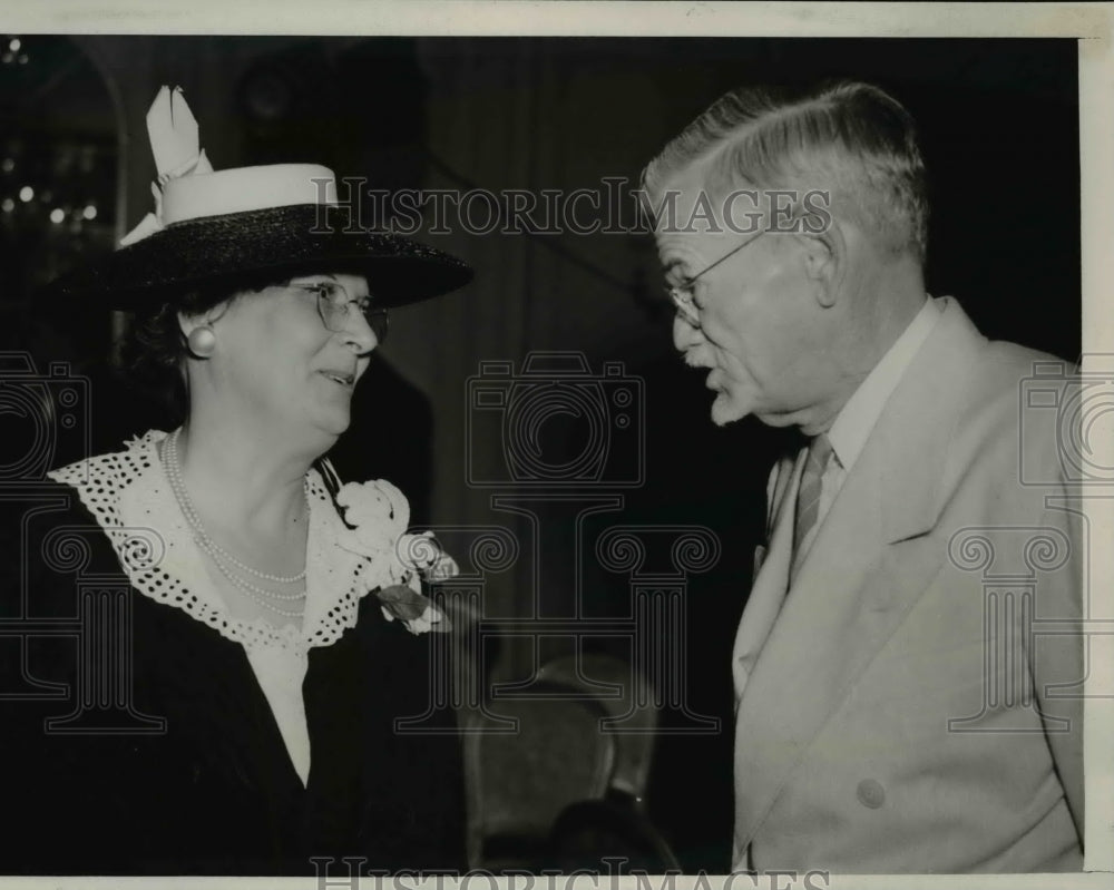 1940 Press Photo Mrs. Emily F. Edson and W.R. Bennett in Chicago for Committee