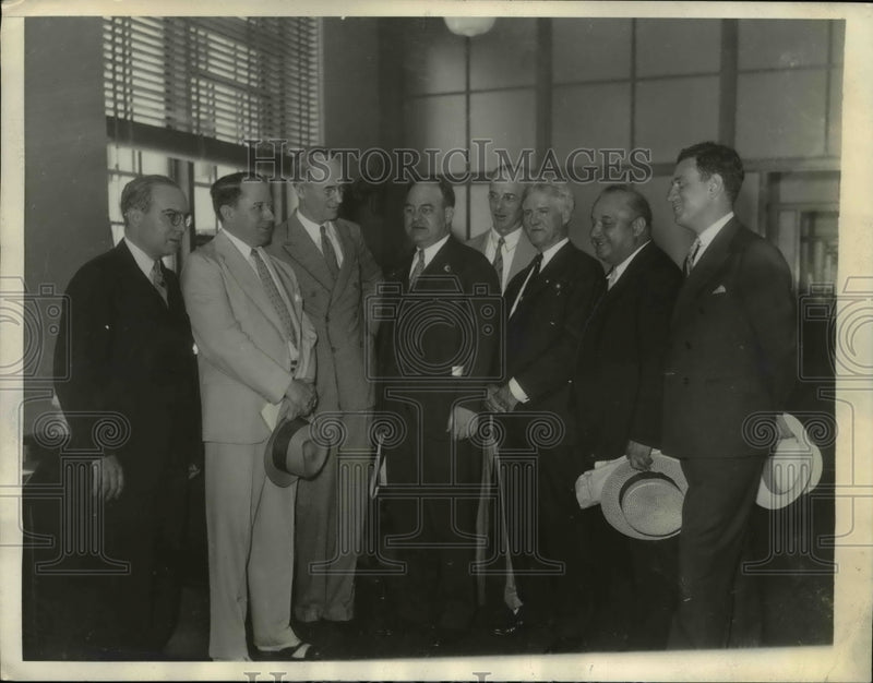 Load image into Gallery viewer, 1933 Press Photo Representatives of 1 Mil Travelling Salesmen Pledge NRA Support
