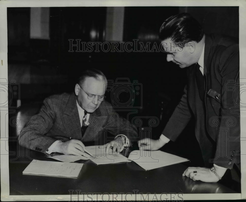 1944 Press Photo Sen Mon Wallgren Sitting at a Subcommittee of the Truman Comm