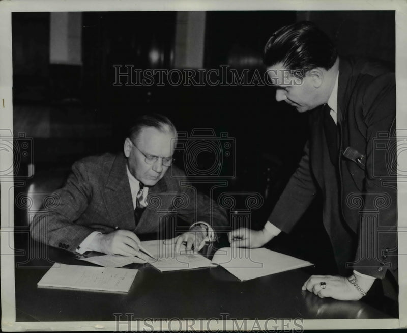 Load image into Gallery viewer, 1944 Press Photo Sen Mon Wallgren Sitting at a Subcommittee of the Truman Comm
