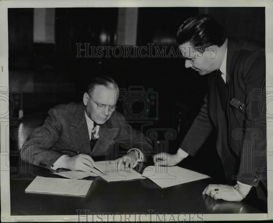 1944 Press Photo Sen Mon Wallgren Sitting at a Subcommittee of the Truman Comm