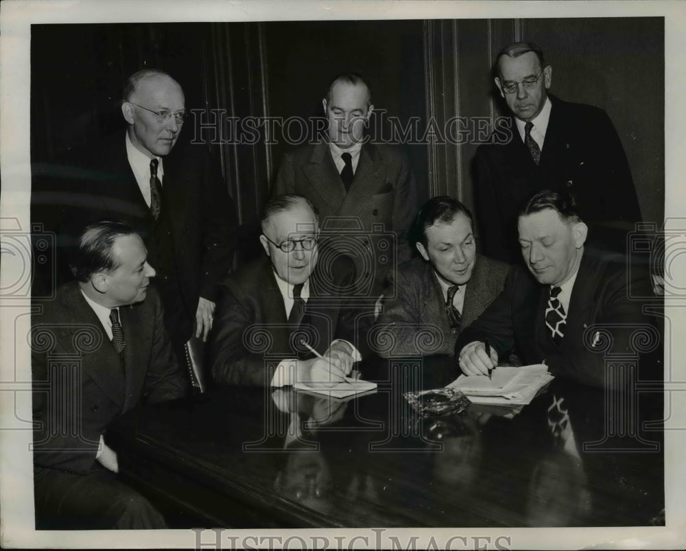 1948 Press Photo Officials Met in an attempt to settle a Wage Disput - nef29892