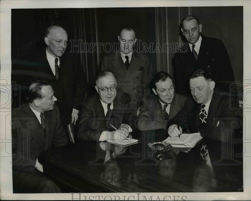 Load image into Gallery viewer, 1948 Press Photo Officials Met in an attempt to settle a Wage Disput - nef29892
