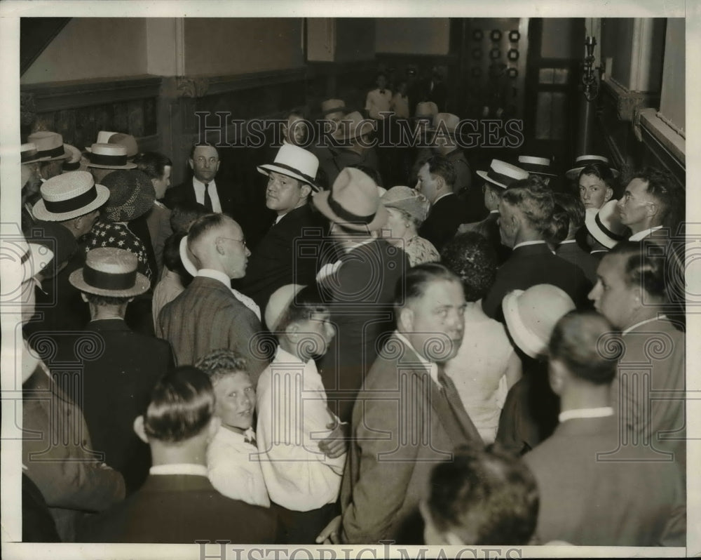 1932 Press Photo Corridor of Capitol at Albany NY Waiting to Hear - nef29976