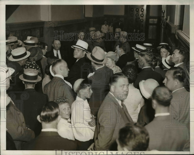 Load image into Gallery viewer, 1932 Press Photo Corridor of Capitol at Albany NY Waiting to Hear - nef29976
