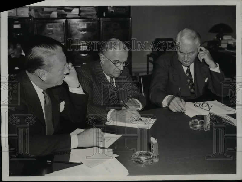 Load image into Gallery viewer, 1939 Press Photo Senators Reynolds, Guffy, Gillette of Foreign Relations Committ
