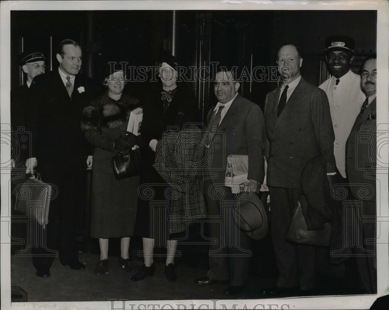 Load image into Gallery viewer, 1938 Press Photo Mayor Fiorella LaGuardia of New York with members of his party
