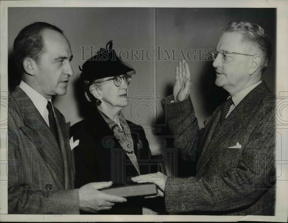 1945 Press Photo Walter Thurston Sworn in Ambassador to Mexico by Horton Henry