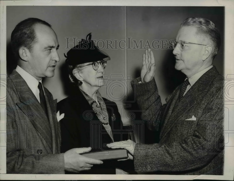 Load image into Gallery viewer, 1945 Press Photo Walter Thurston Sworn in Ambassador to Mexico by Horton Henry
