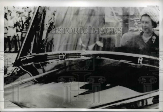 1966 Press Photo Queen Elizabeth Waving at Belfast Northern Ireland Crowd - Historic Images