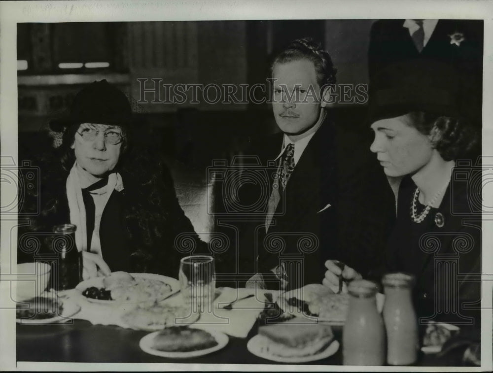 1934 Press Photo Dr.Alice Lindsay Wynekoop taking lunch in Court at Trial