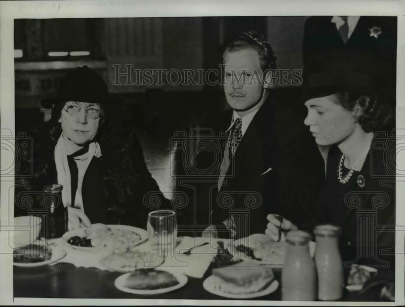 Load image into Gallery viewer, 1934 Press Photo Dr.Alice Lindsay Wynekoop taking lunch in Court at Trial
