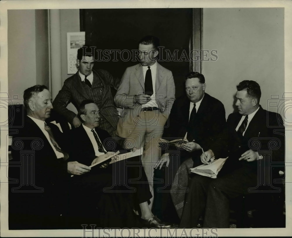 1931 Press Photo Group of Officers Conducting Investigation - nef30061