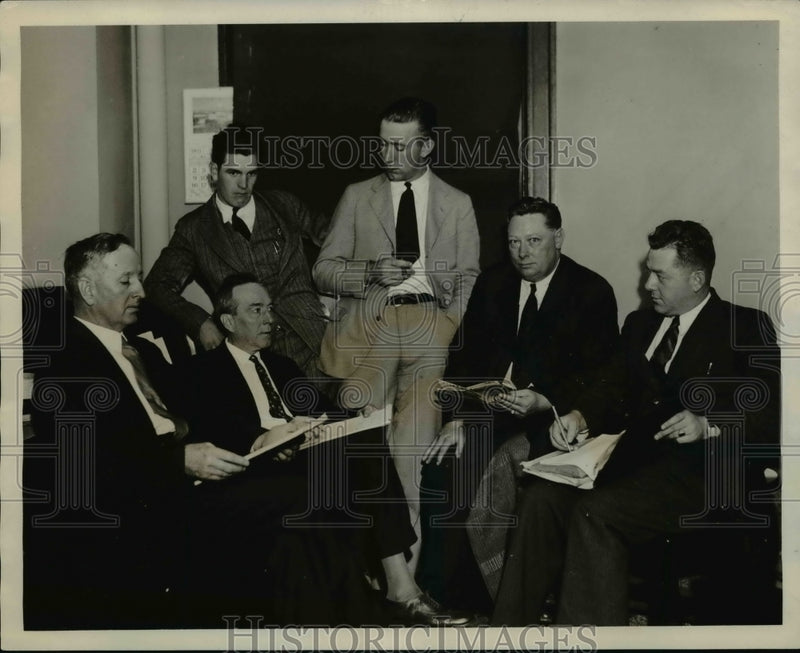 Load image into Gallery viewer, 1931 Press Photo Group of Officers Conducting Investigation - nef30061
