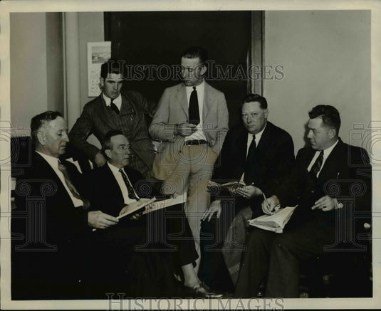 1931 Press Photo Group of Officers Conducting Investigation - nef30061