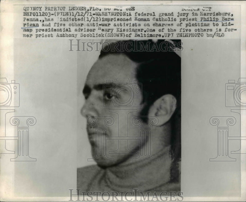 Load image into Gallery viewer, 1971 Press Photo Priest Philip Bernrigan &amp; 5 Others Indicted for Kidnap Plotting
