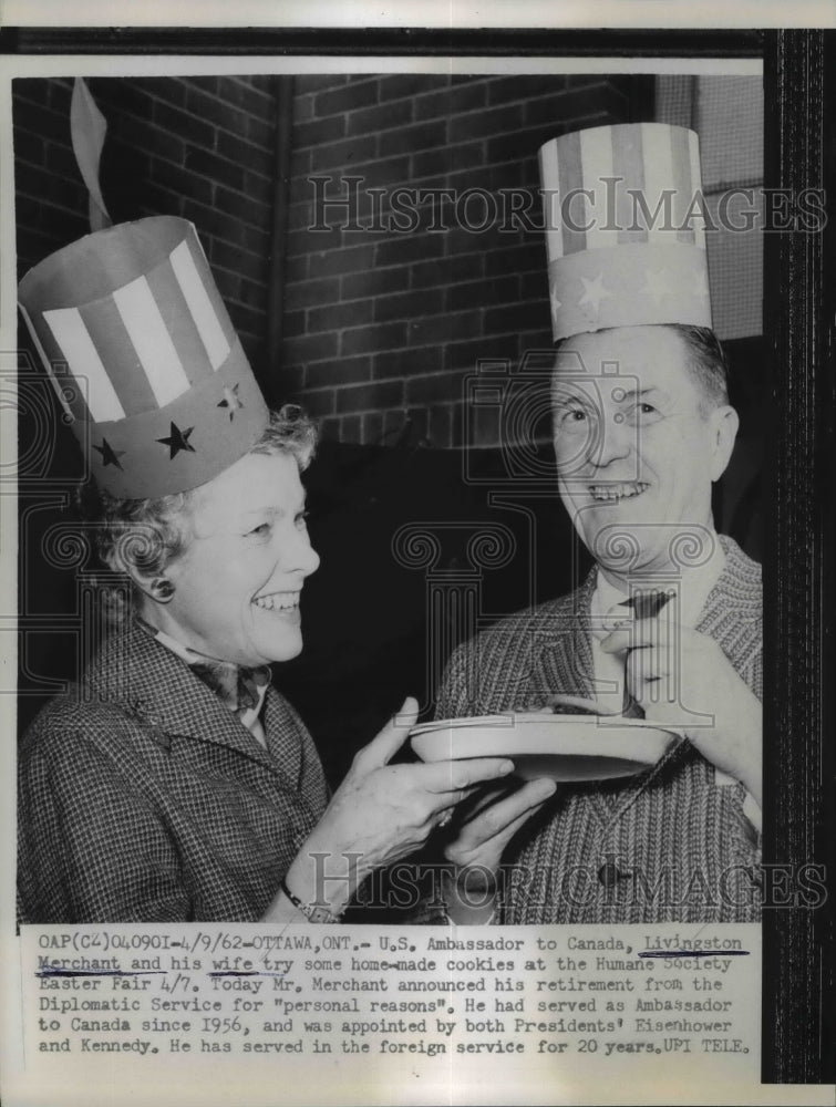 1962 Press Photo Livingston Merchant Try Some Homemade Cookies at Humane Society